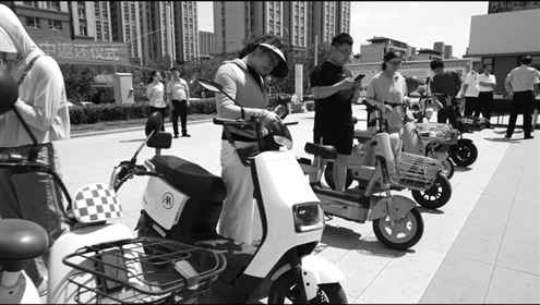 车主们在认领“失而复得”的电动车
